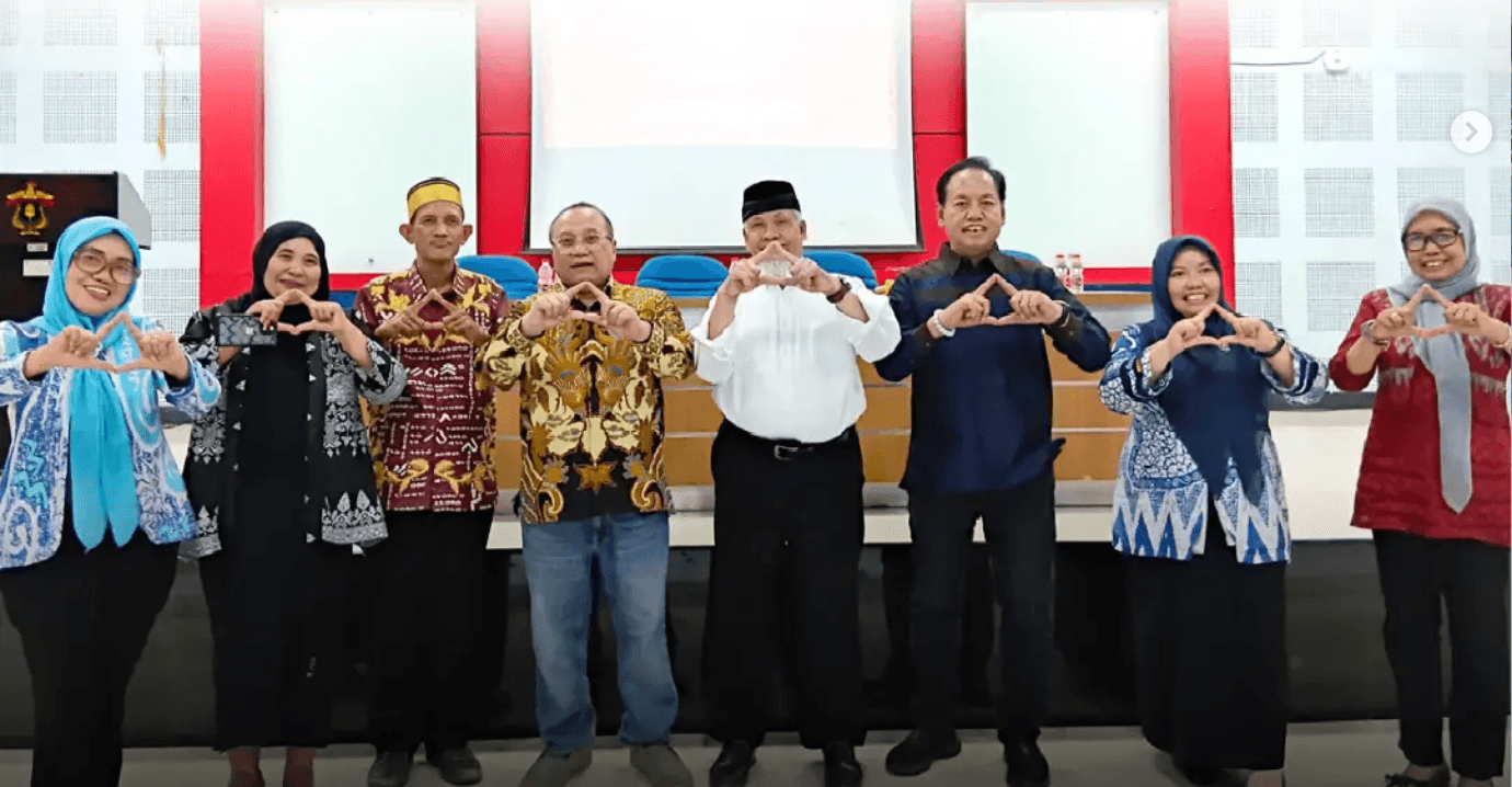 PANDI bersama Fakultas Ilmu Budaya Universitas Hasanuddin berkolaborasi dalam FGD penyusunan Label Generation Rules (LGR) dan Rancangan Standar Nasional Indonesia (RSNI) Aksara Lontara Bugis di Makassar.  Pembahasan mencakup standardisasi font, tata letak keyboard, kesesuaian karakter dengan Unicode, hingga penerapan Lontara Bugis dalam sistem nama domain. Hasilnya, proposal LGR akan dipersiapkan menuju ICANN, sementara RSNI akan dilanjutkan ke proses standardisasi BSN.  Langkah ini bukan untuk mengubah karakter budaya Lontara Bugis, tetapi membuka ruang agar aksara ini tetap digunakan, dipelajari, dan berkembang bersama teknologi.  Karena menjaga aksara Nusantara bukan hanya tentang melestarikan masa lalu, tapi juga memastikan ia punya tempat di masa depan digital Indonesia.  #PANDI #NamaDomain #DomainID #LontaraBugis #AksaraNusantara